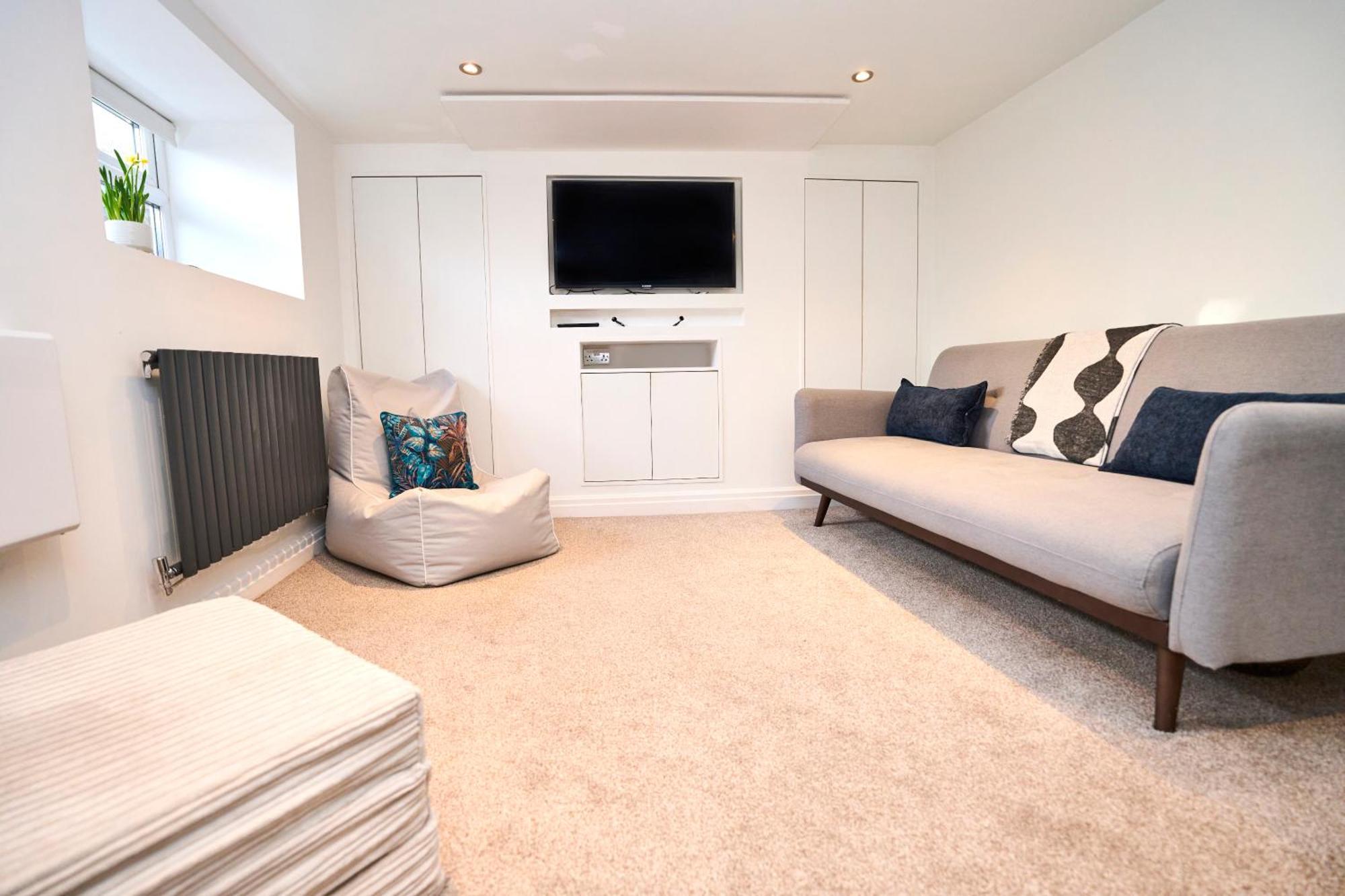 Holiday home Relaxing With Basement Workspace & Golf Course View Manchester