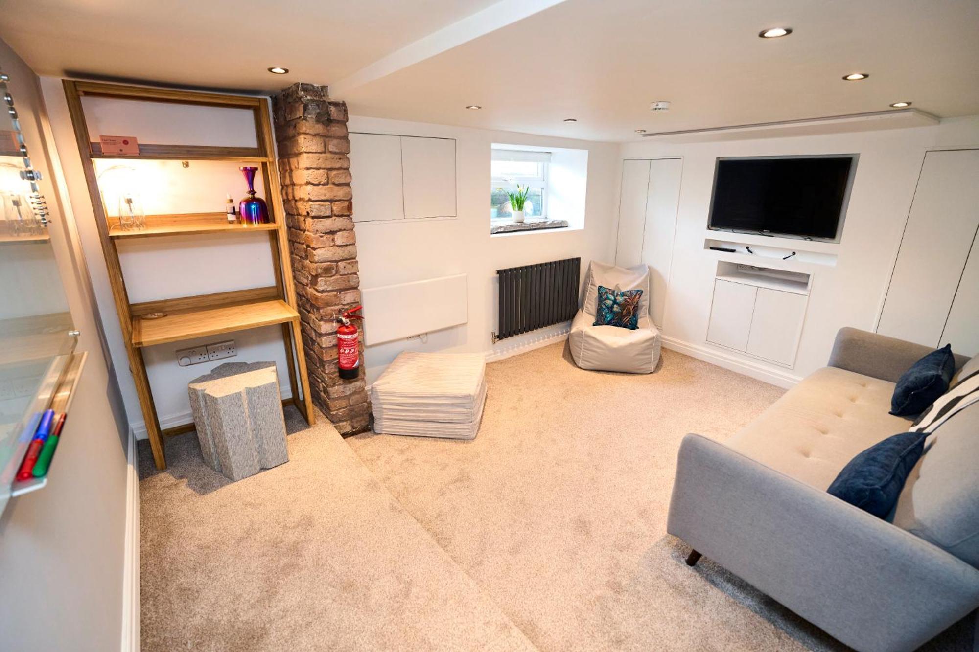 Relaxing With Basement Workspace & Golf Course View * Manchester