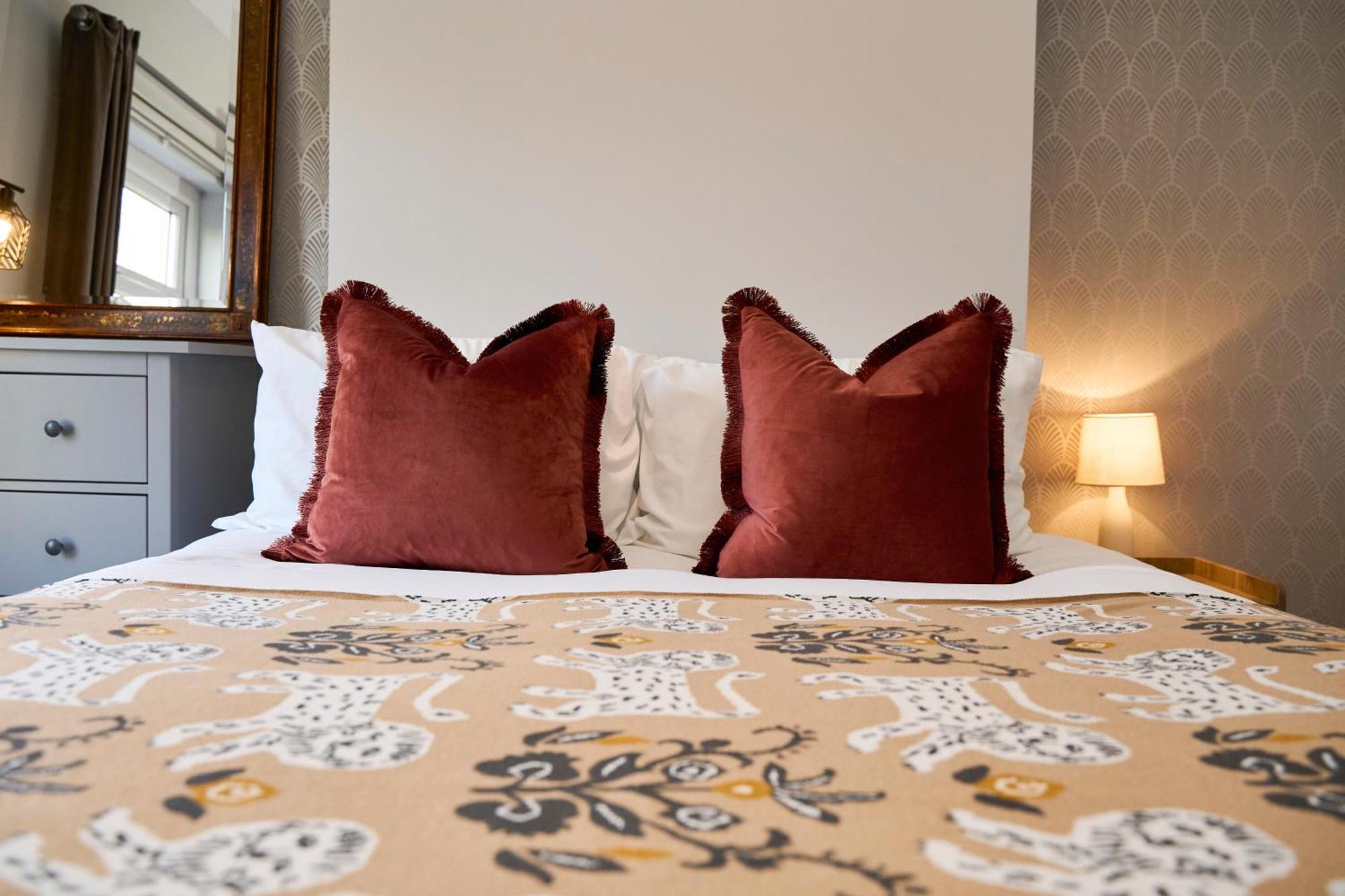 Relaxing With Basement Workspace & Golf Course View Holiday home Manchester