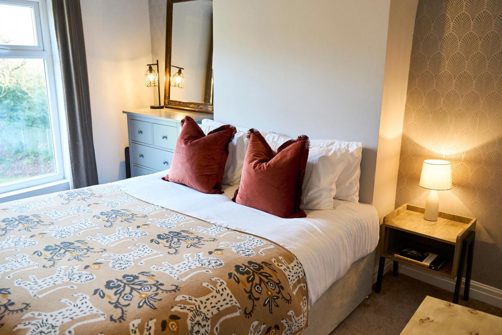 Relaxing With Basement Workspace & Golf Course View Holiday home Manchester